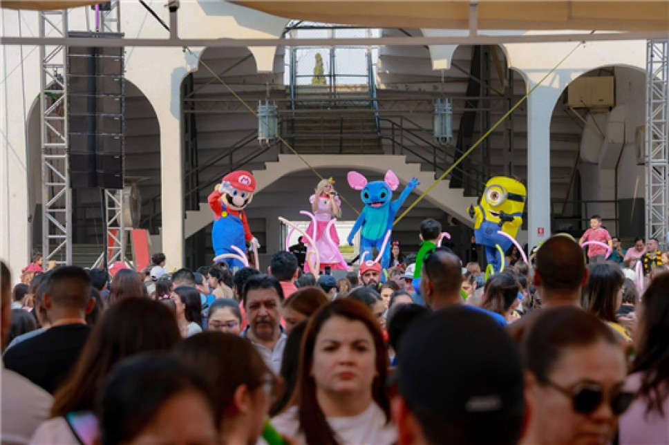 El alcalde Marco Bonilla felicitó a los asistentes y expresó su alegría por ver a tantos niños jugando y divirtiéndose.