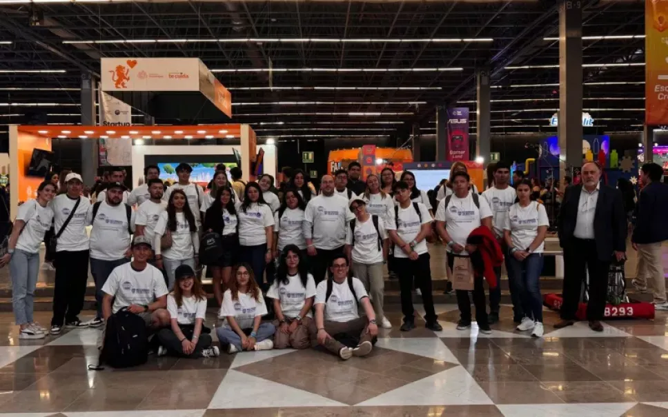 El I2C facilitó la participación de los estudiantes cubriendo los gastos de transporte, hospedaje y acceso a la convención, brindándoles una experiencia enriquecedora y exclusiva.